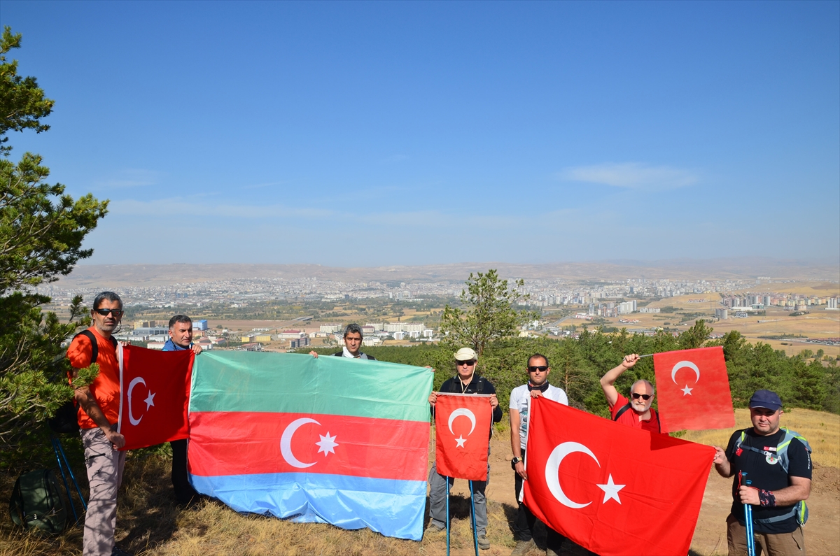 Sivasli Dogaseverler Kardesler Tepesi Nin Zirvesinde Azerbaycan Bayragi Acti