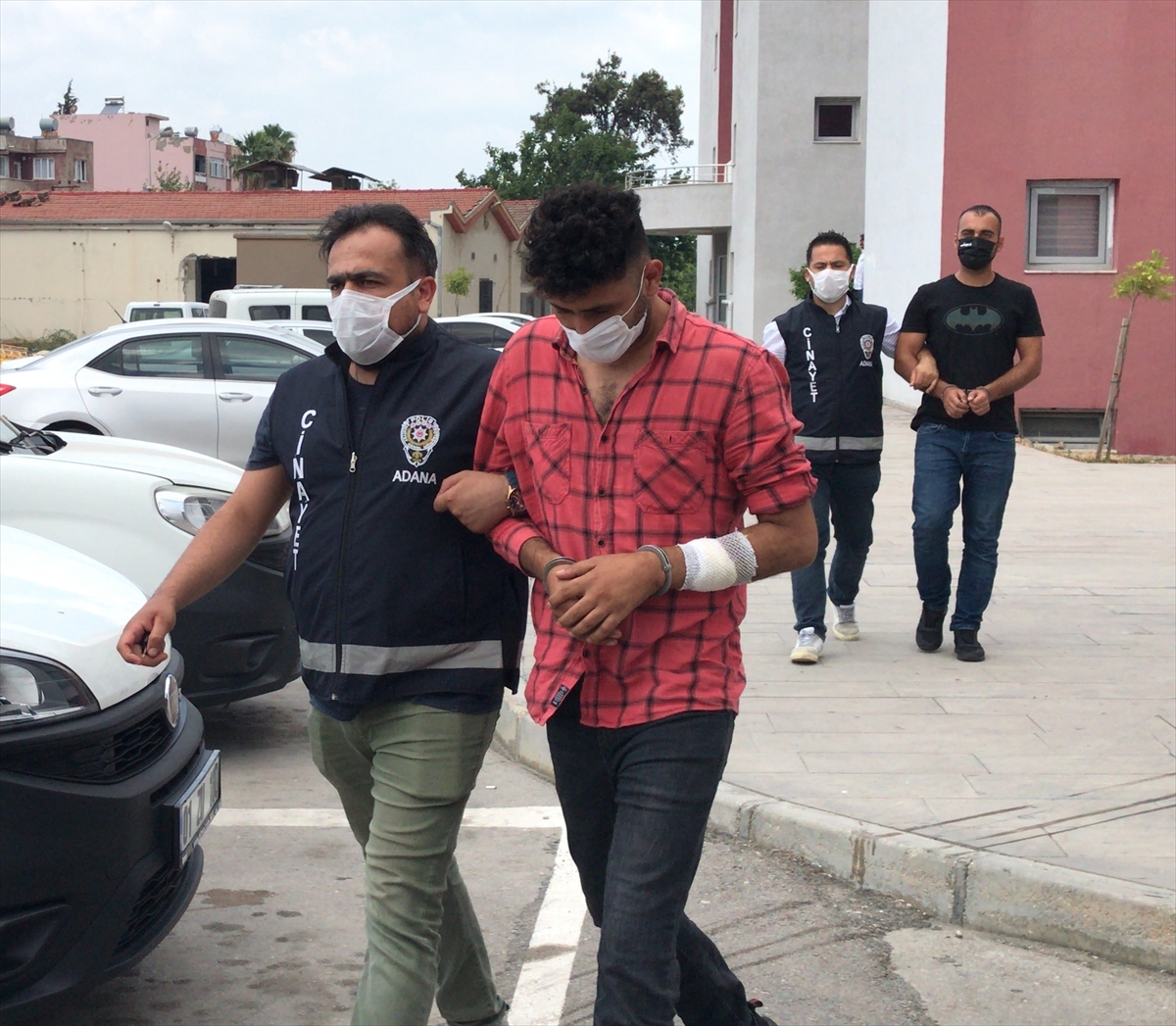 Adana'da kumar baskınında polise mukavemet gösteren 4 kişi gözaltına alındı