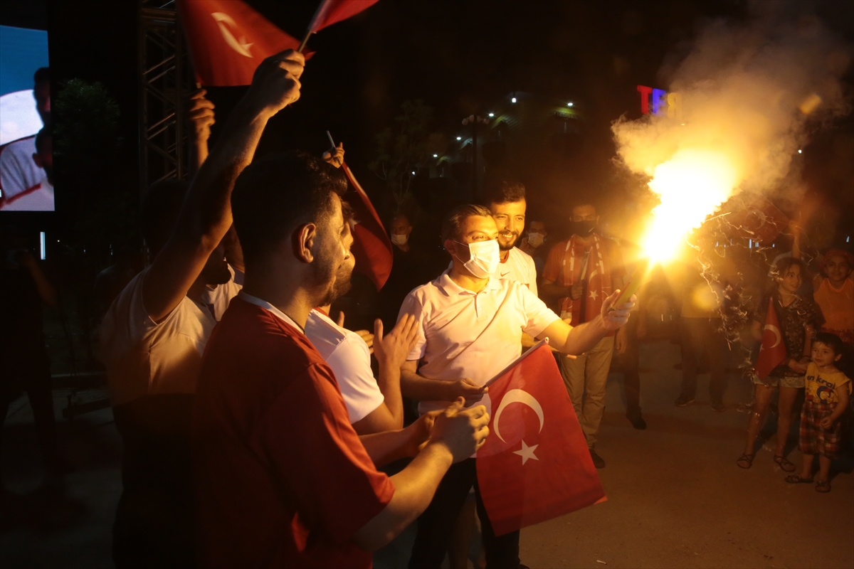 Adana'da vatandaşlar Türkiye-İtalya maçını kurulan dev ekranda araçlarından izledi