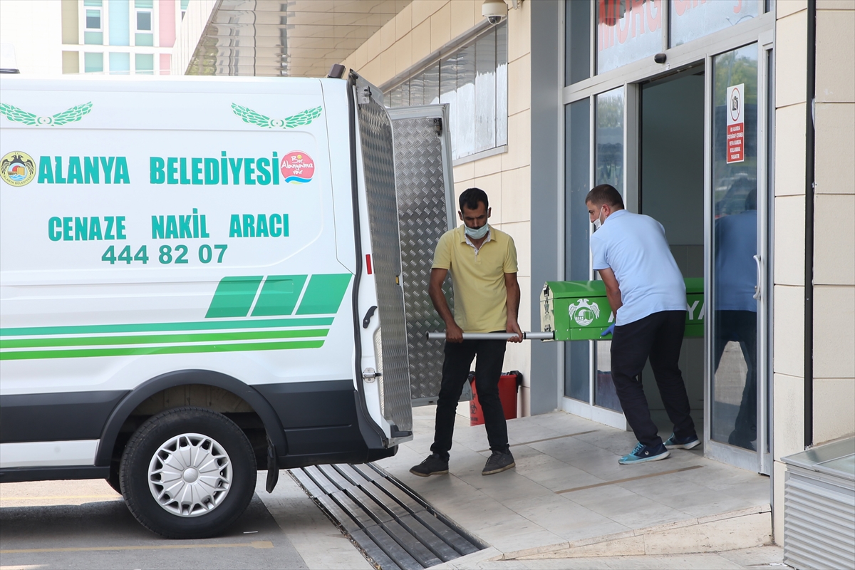 Antalya'da eşi tarafından silahla kazara vurulduğu iddia edilen kadının cenazesi morgdan alındı