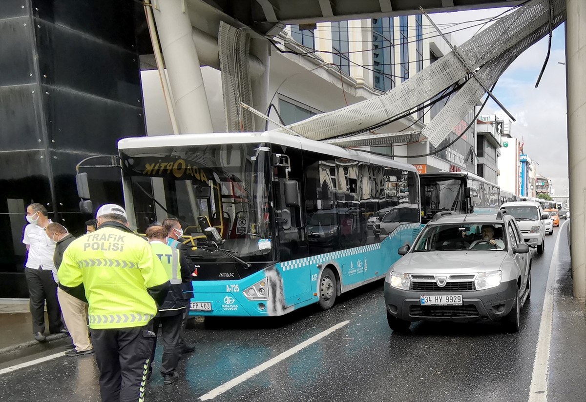 Avcılar'da üst geçidin altındaki elektrik kabloları halk otobüsünün üstüne devrildi