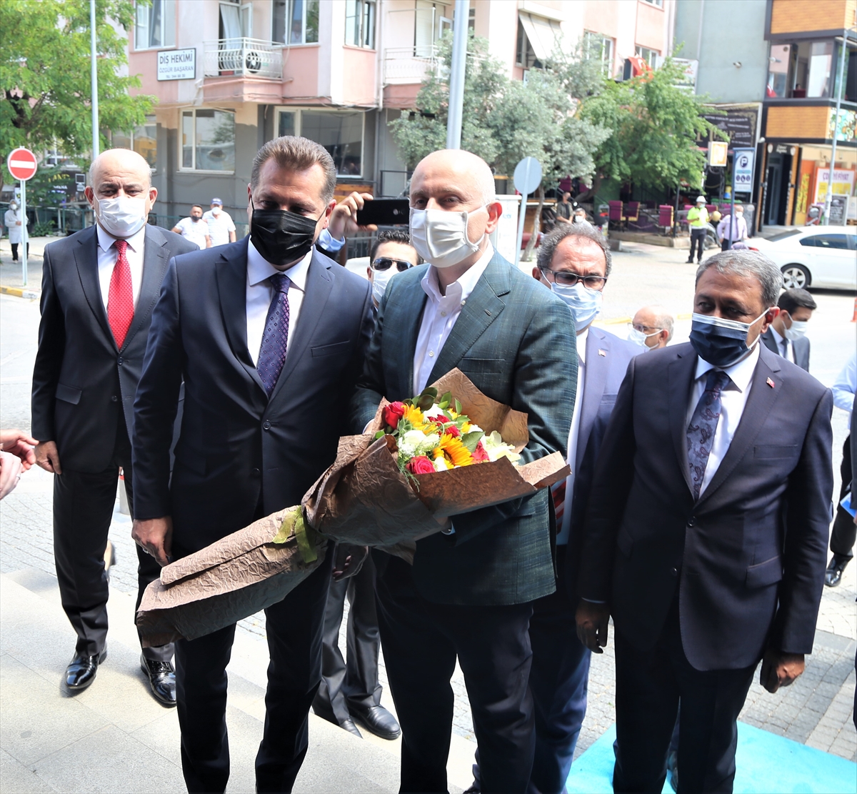 Ulaştırma ve Altyapı Bakanı Karaismailoğlu, Balıkesir-Savaştepe Yolu şantiyesinde incelemelerde bulundu: