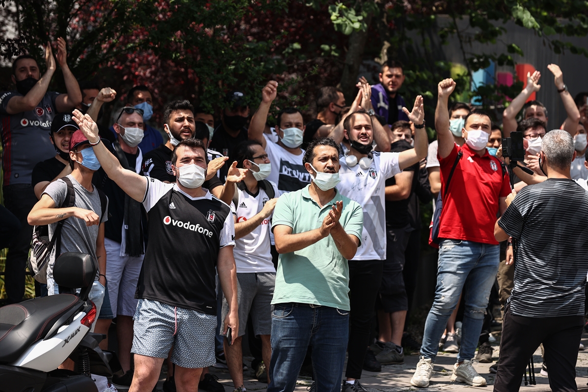 Beşiktaşlı taraftarlar Sergen Yalçın'ın evinin önünde toplandı