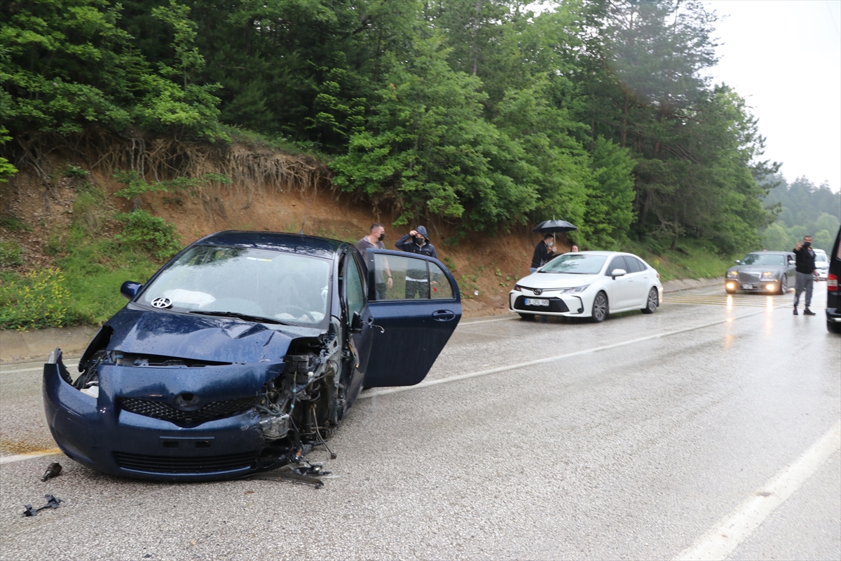 Bolu'da iki otomobil çarpıştı: 9 yaralı