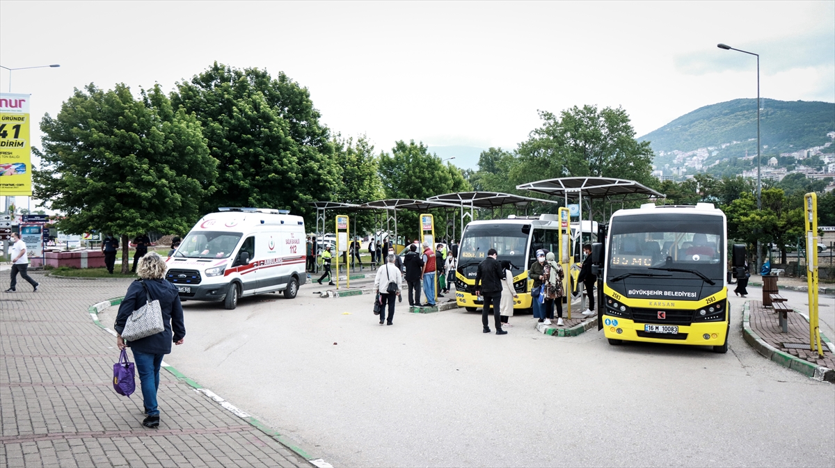 Bursa'da otomobil, otobüs durağındaki yayalara çarptı: 5 yaralı