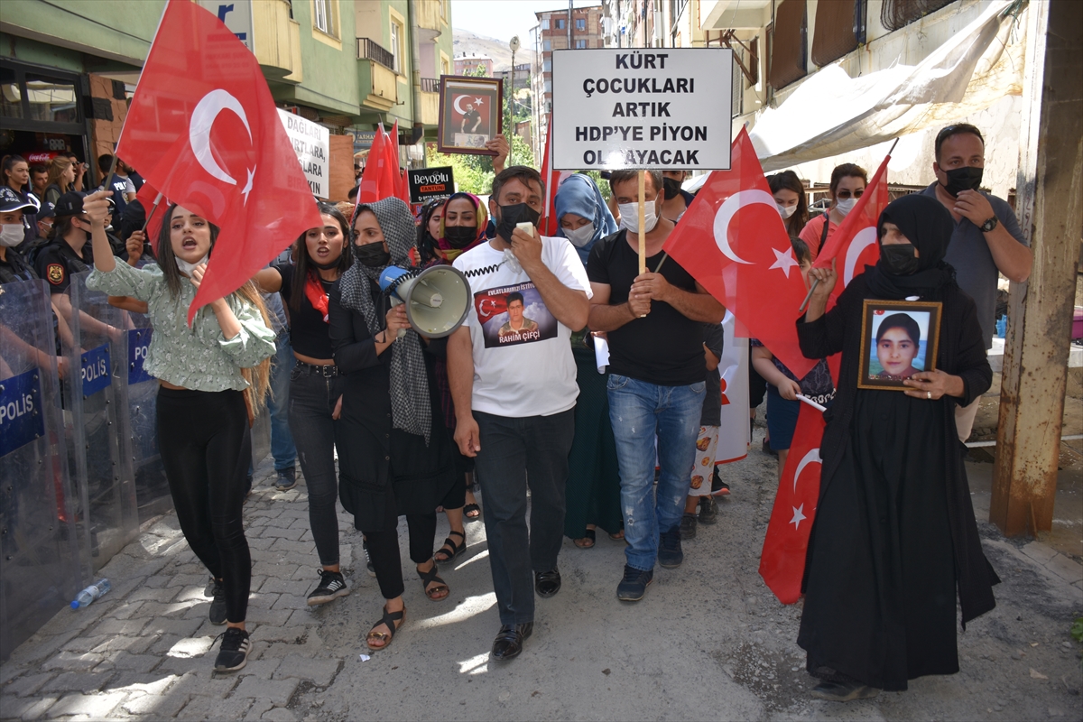 Hakkari'de terör mağduru aileler çocuklarına kavuşmak için HDP İl Başkanlığı önünde eylem yaptı