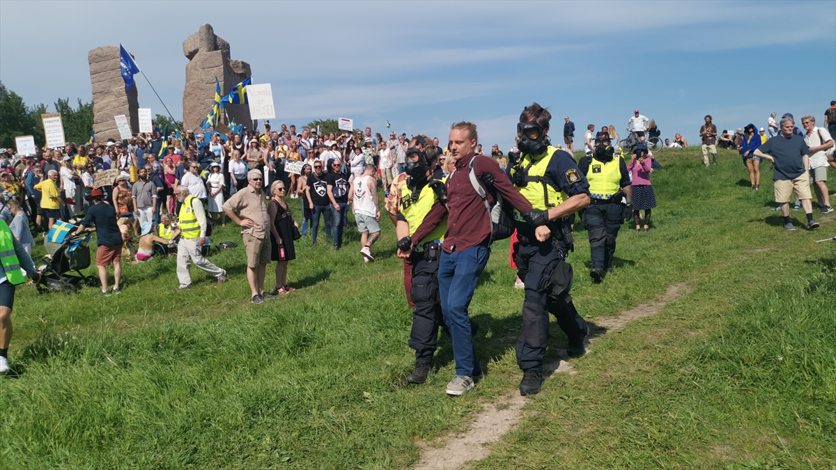 İsveç'te Kovid-19 kısıtlamalarını protesto eden 20 kişi gözaltına alındı