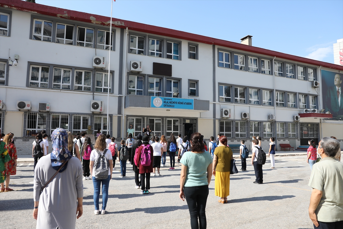 İzmir'de ortaokul ve lise öğrencileri yüz yüze eğitimin başlamasıyla okullarına döndü