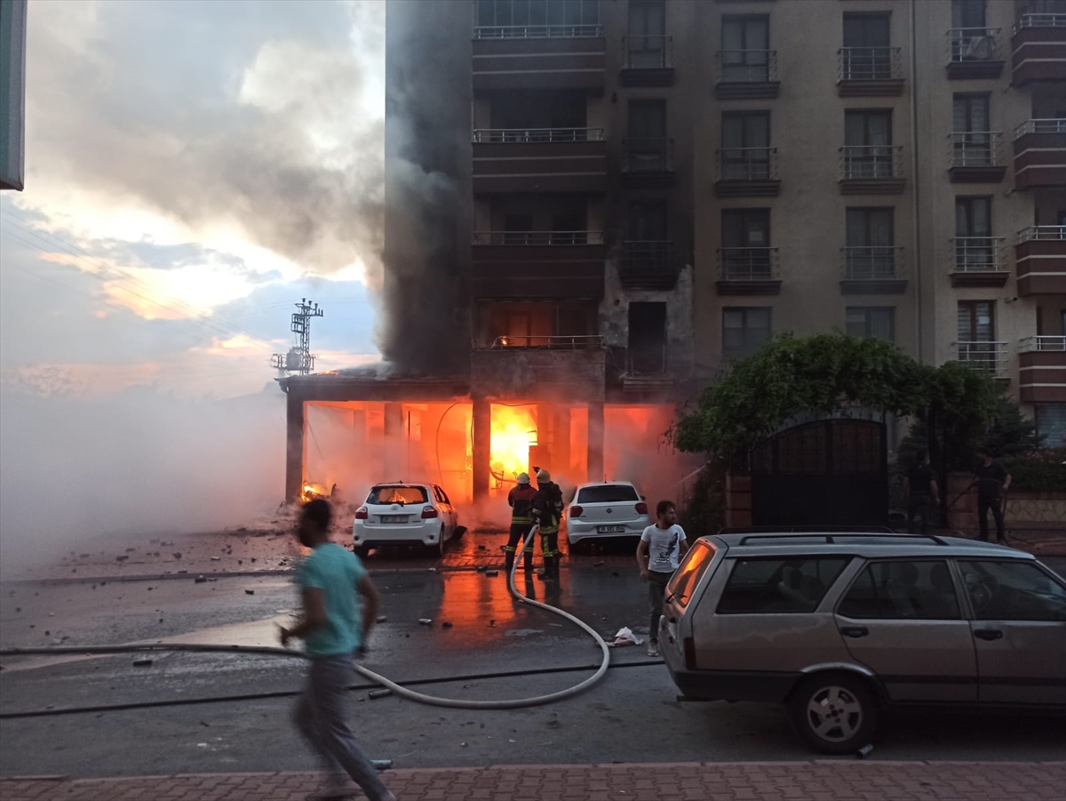 Kayseri'de bir apartmanın zemin katındaki dükkanda çıkan yangına müdahale ediliyor