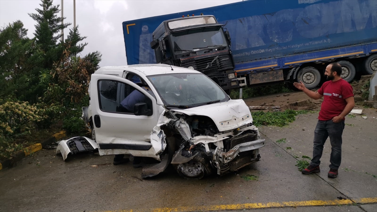 Kocaeli'de freni boşalan battaniye yüklü tır, park halindeki araçlara çarptı