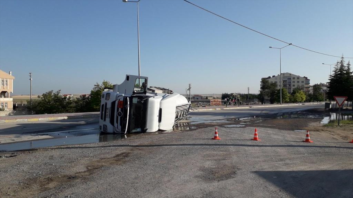 Konya'da  devrilen mazot yüklü tankerin sürücüsü yaralandı