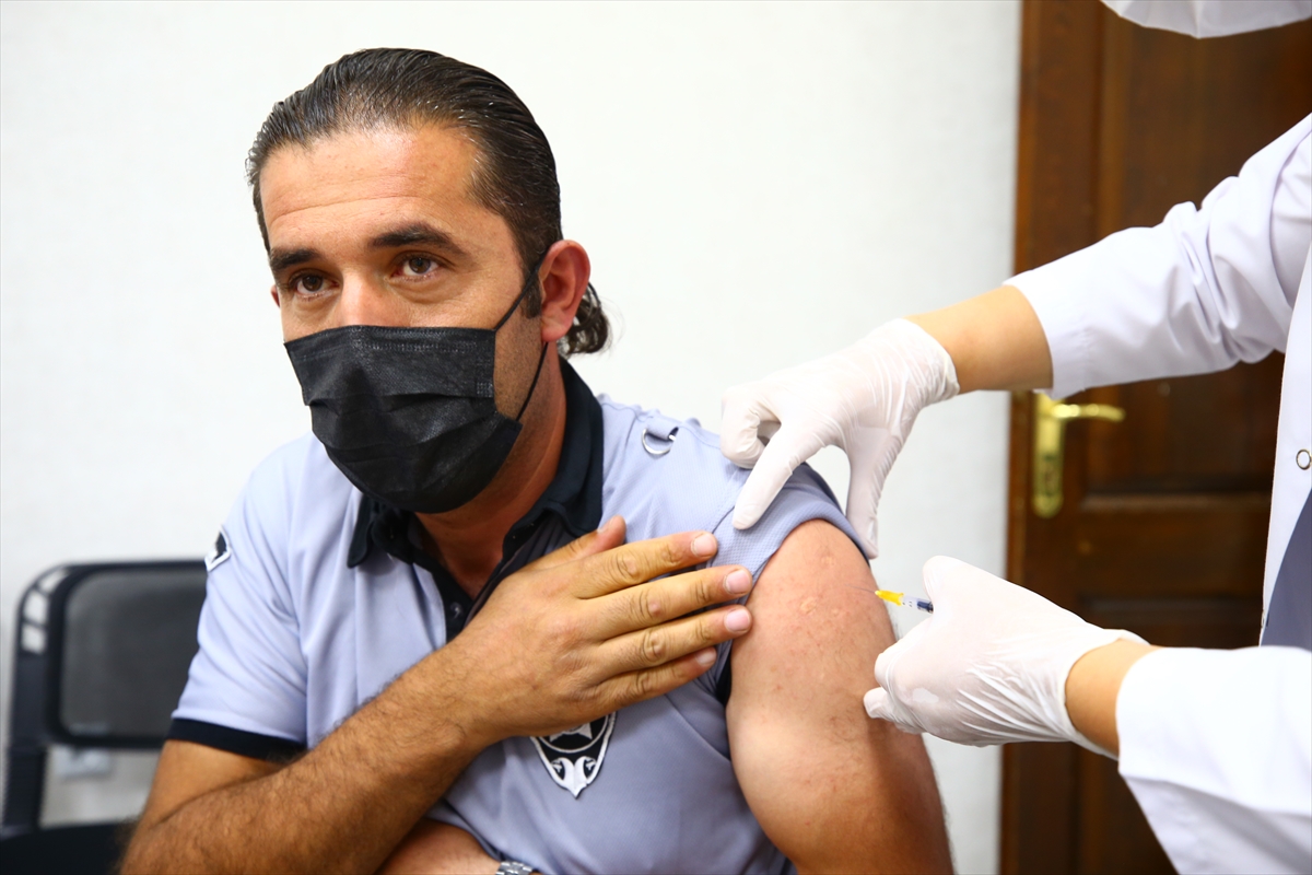 Nevşehir'de mobil sağlık ekipleri belediye çalışanlarına Kovid-19 aşısı yaptı