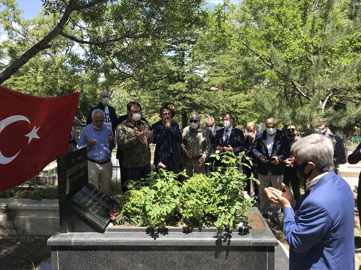 Şair ve yazar Abdurrahim Karakoç, vefatının 9'uncu yılında kabri başında anıldı