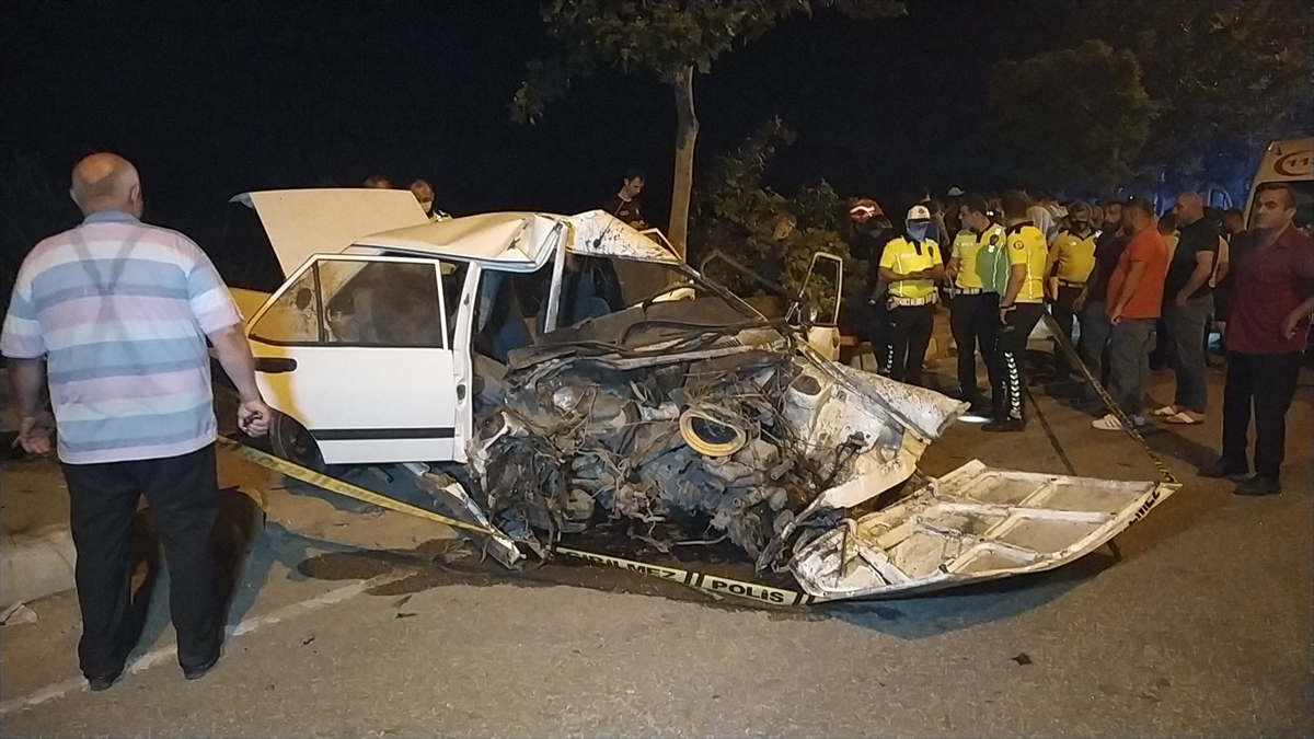 Sakarya'da otomobil ağaca çarptı: 1 ölü, 1 yaralı