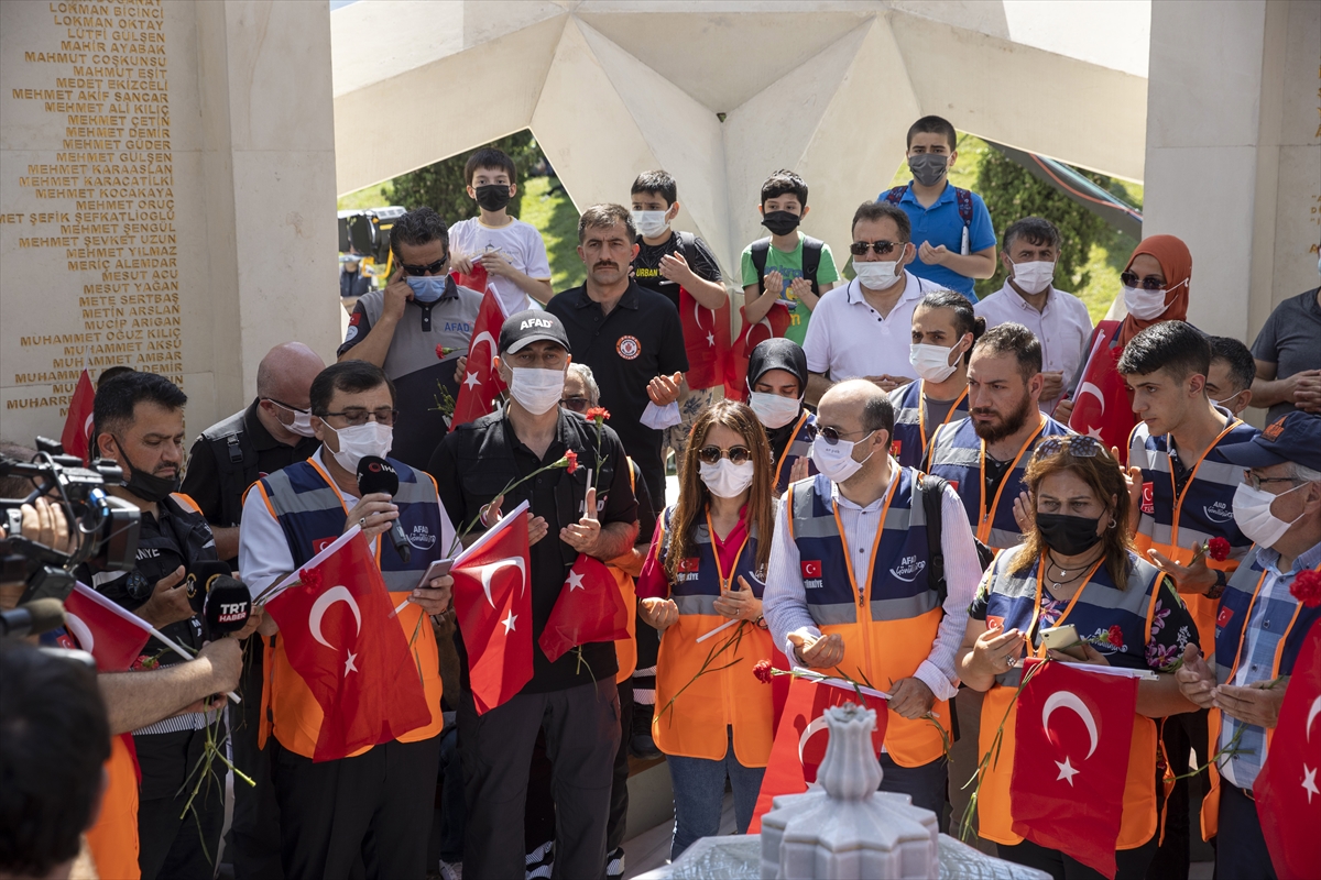 AFAD gönüllüleri, 15 Temmuz Şehitler Anıtı'na karanfil bıraktı