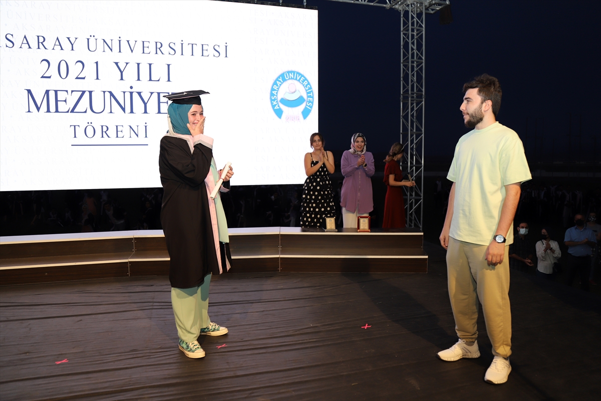 Aksaray Üniversitesini bitiren kız arkadaşına mezuniyet töreninde sürpriz evlilik teklifi yaptı