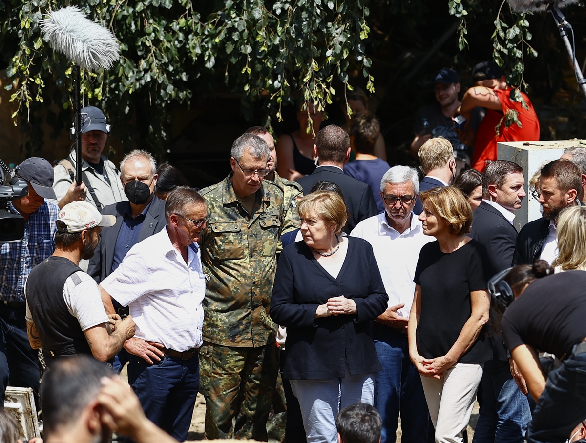 Almanya Başbakanı Merkel, selden etkilenen afet bölgesinde incelemelerde bulundu