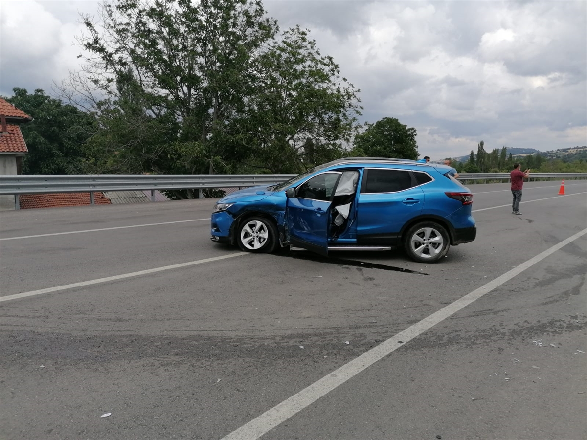 Amasya'da  iki otomobil çarpıştı: 3 yaralı