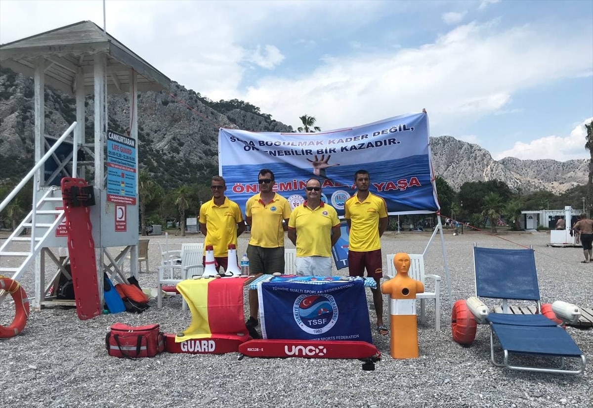 Antalya'da cankurtaranlar “Suda Boğulmayı Önleme Günü” dolayısıyla vatandaşları bilgilendirdi