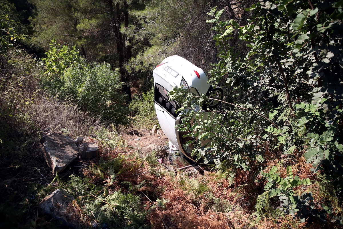 Antalya'da şarampole yuvarlanan otomobildeki 4 Rus turist yaralandı