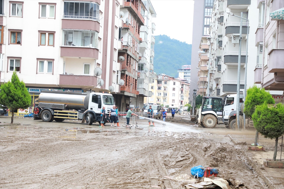 Arhavi'de hasar tespit ve temizlik çalışmaları devam ediyor