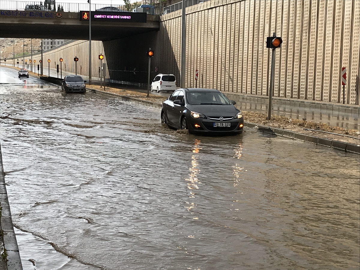 Bayburt'ta sağanak etkili oldu