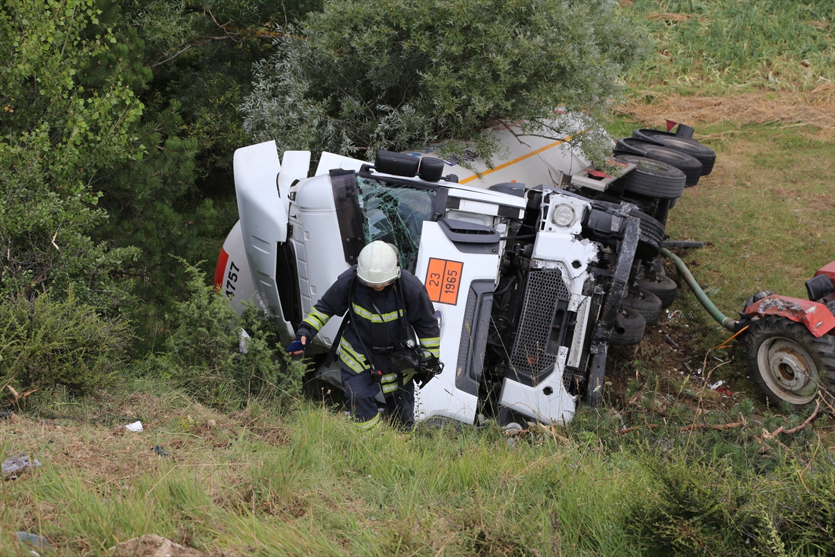 Bolu'da bariyerlere çarpan LPG tankeri tarlaya yuvarlandı: 1 yaralı