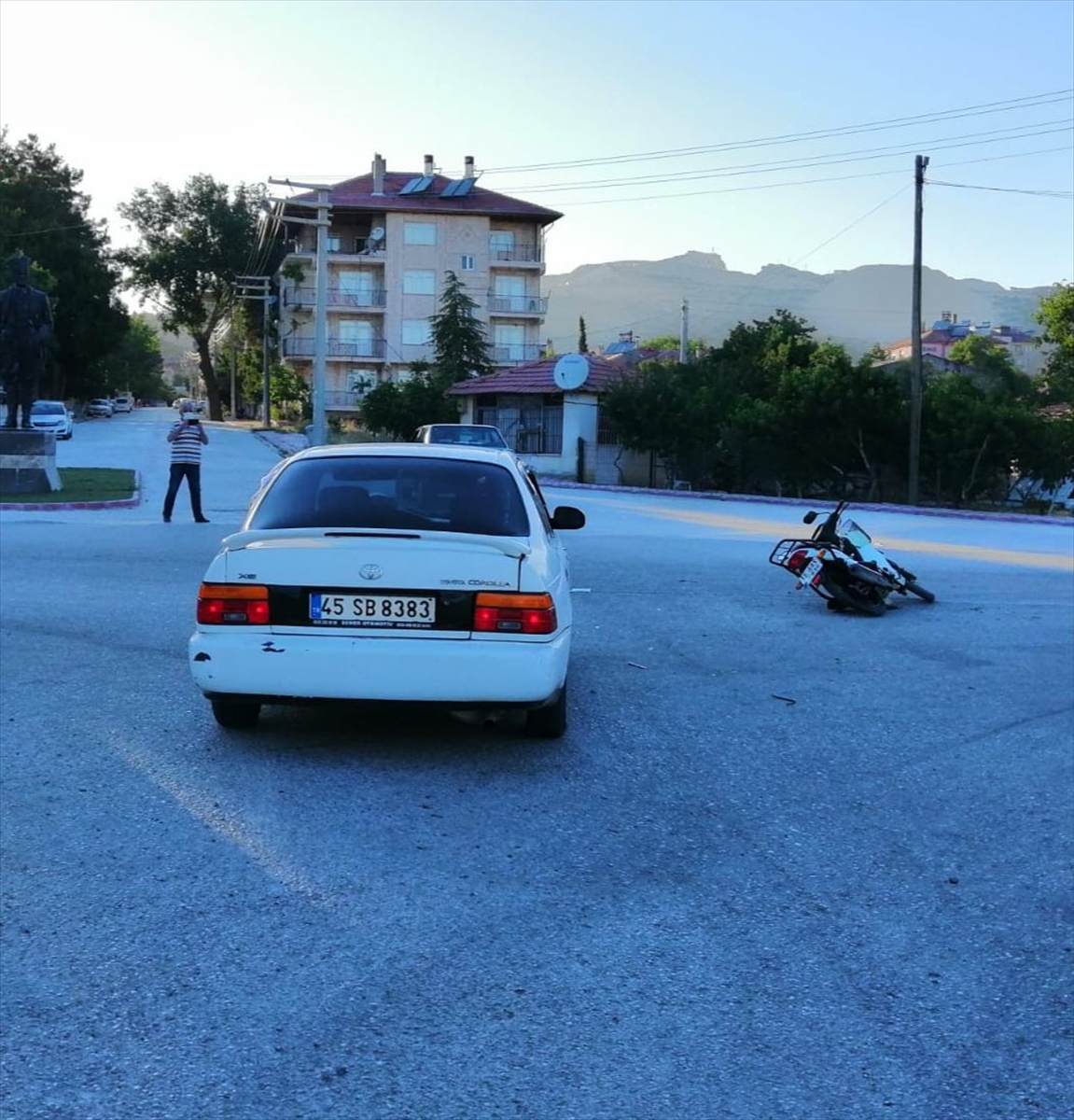 Burdur'da otomobille motosikletin çarpışması kamerada