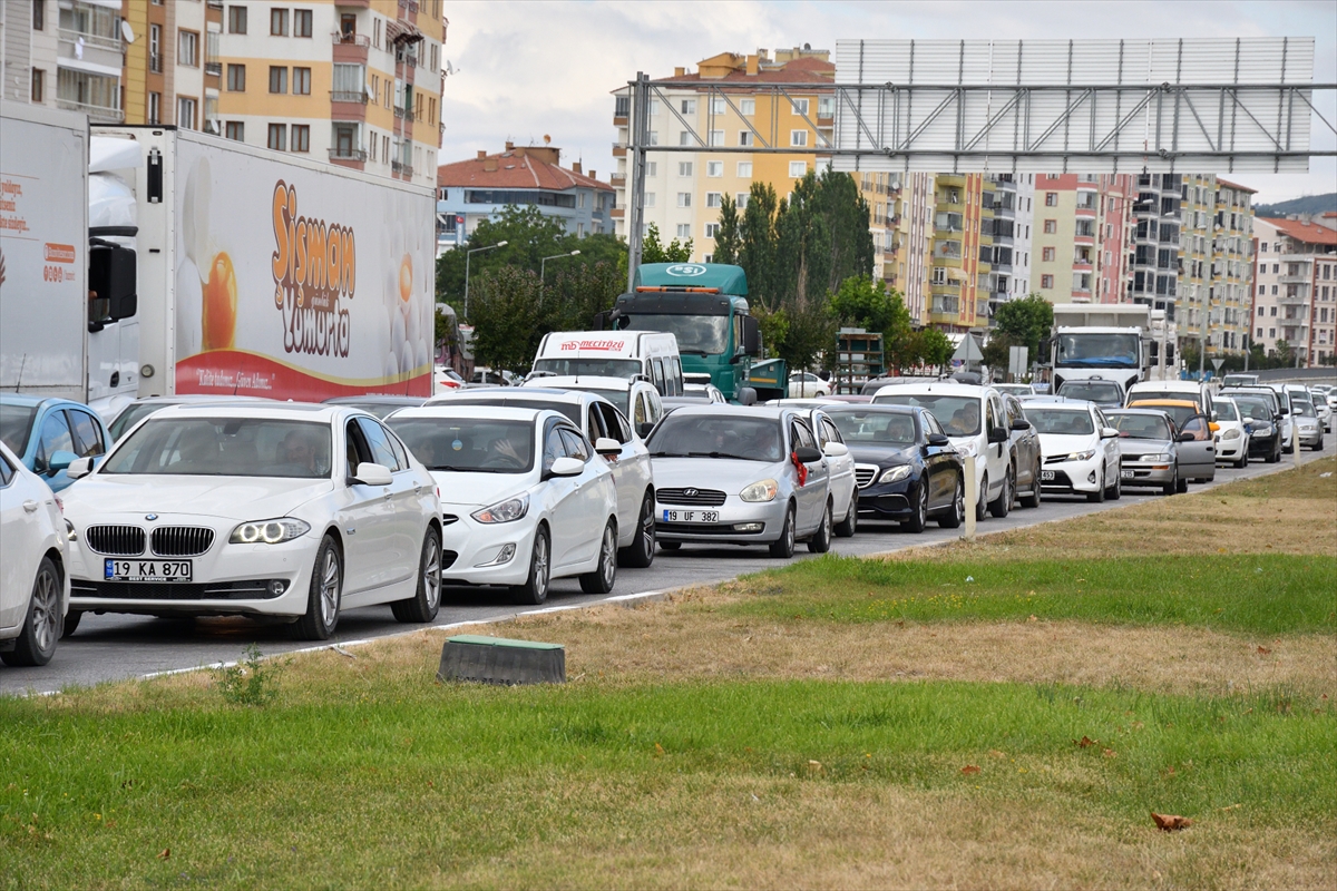 Çorum'da Kurban Bayramı tatili dönüşü dolayısıyla trafik yoğunluğu yaşanıyor