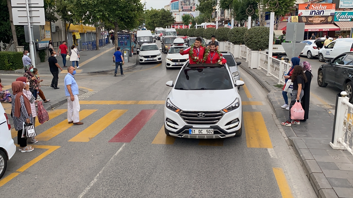 Dünya Şampiyonası'nda madalya kazanan işitme engelli milli güreşçiler, Niğde'de coşkuyla karşılandı