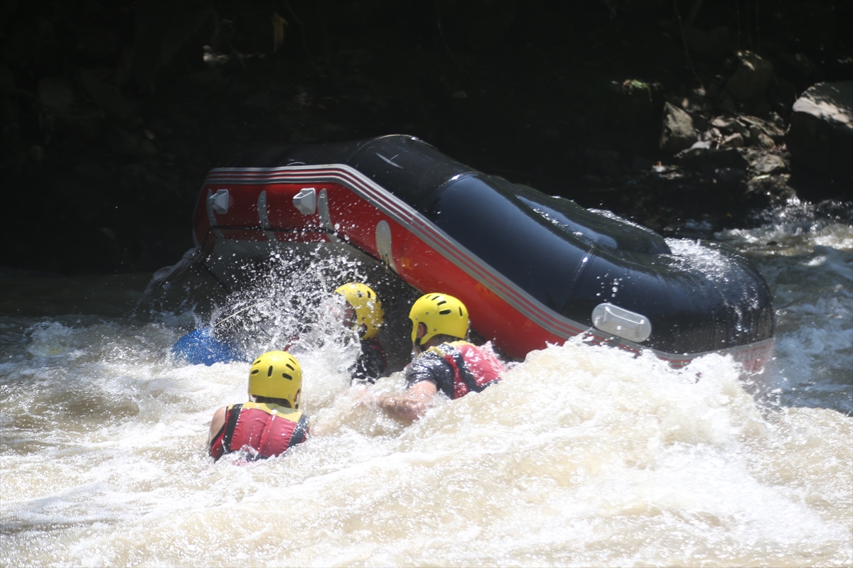 Düzce'de rafting tesislerinde bayram tatili yoğunluğu yaşanıyor