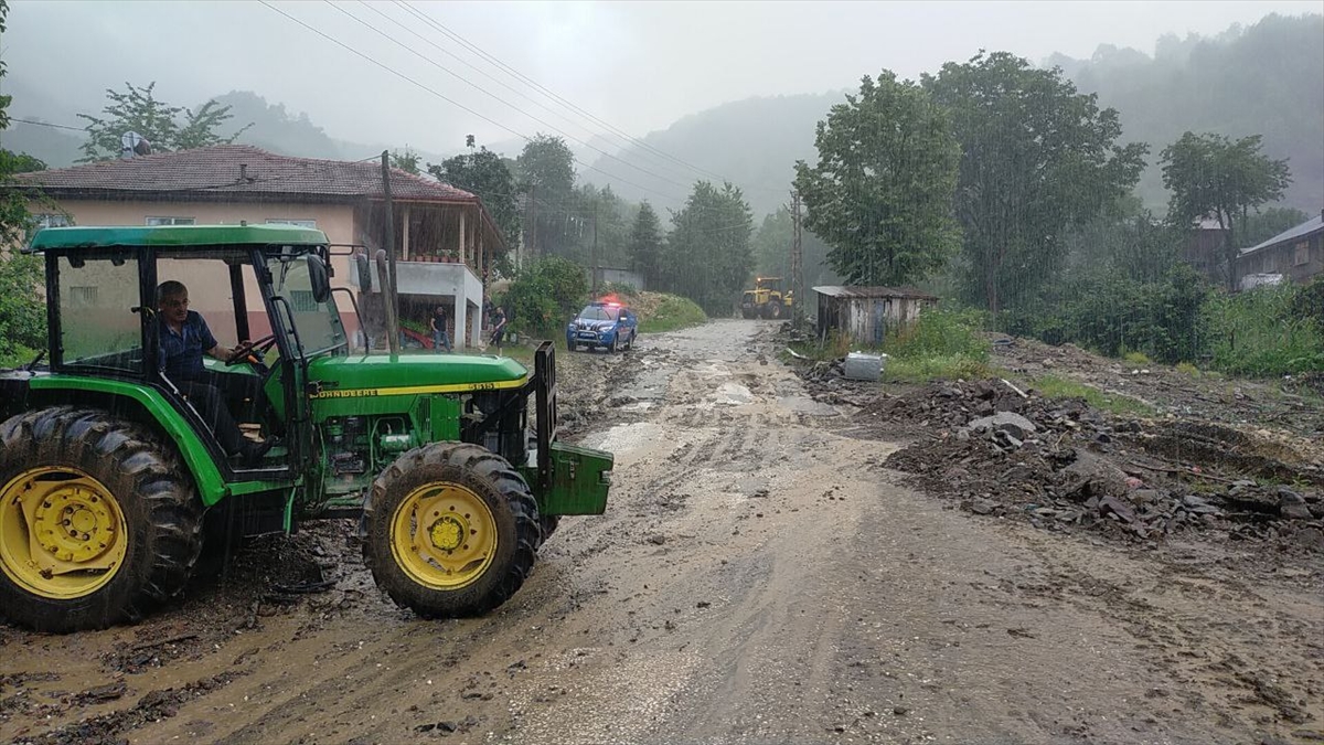 Düzce'de şiddetli sağanak su baskınlarına yol açtı