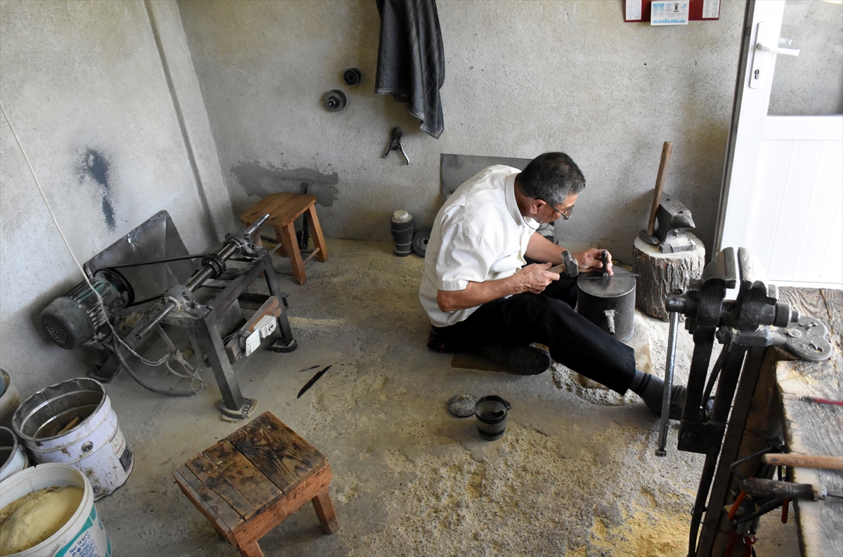 El sanatları ustası Balım, bıçakçılığı 50 yıldır 9 metrekarelik atölyesinde yaşatmaya çalışıyor