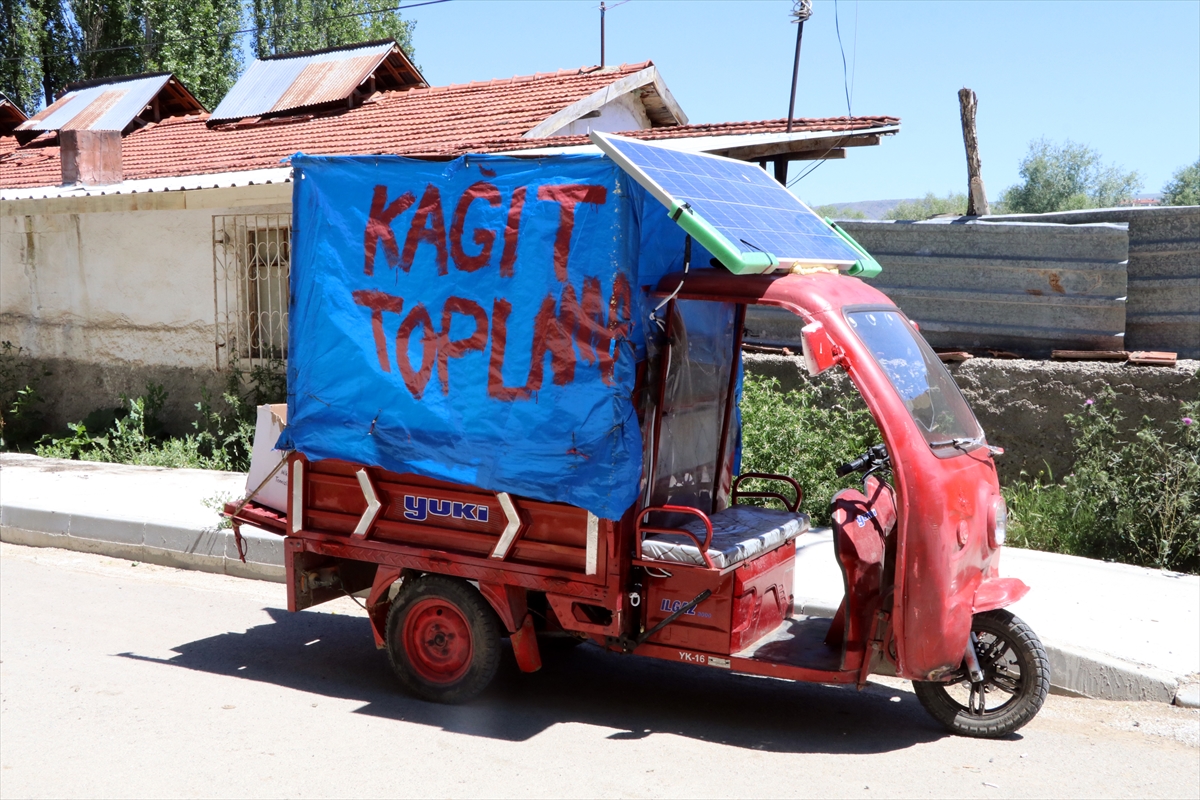 Elektrikli triportörüne taktığı güneş paneliyle masrafsız ve kesintisiz yolculuk yapıyor