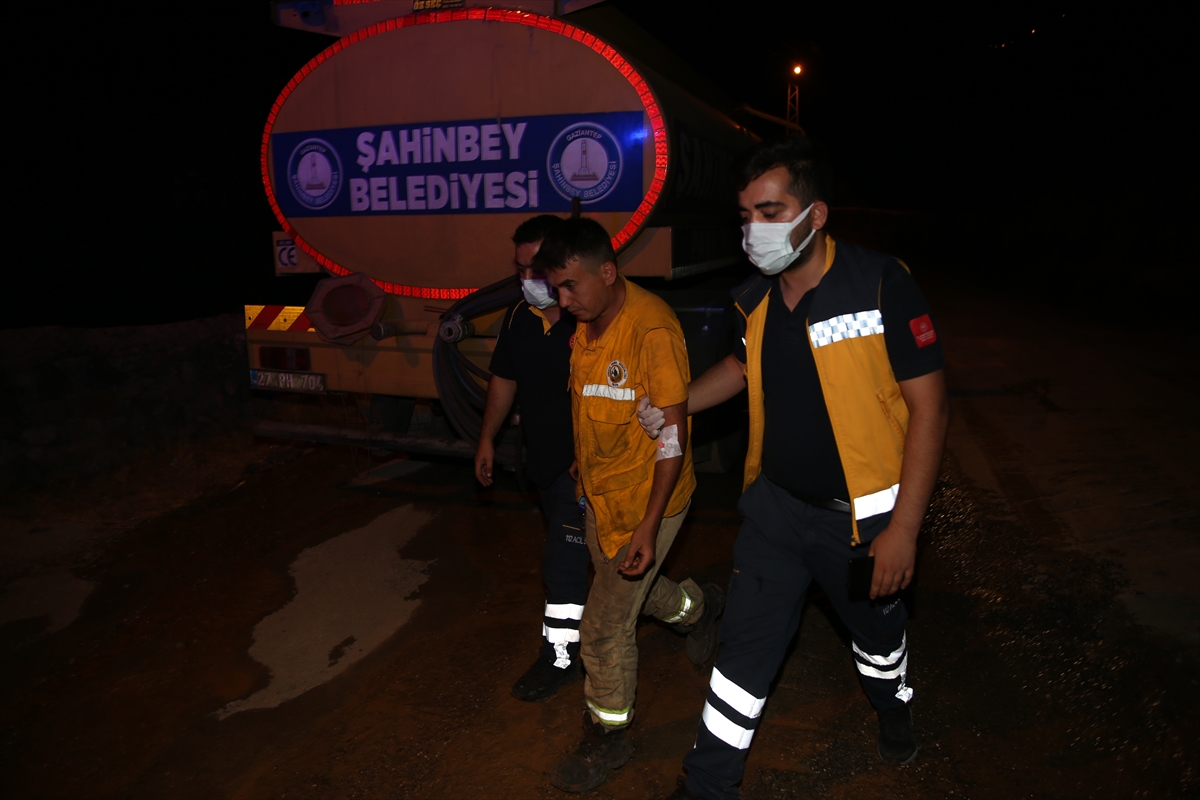 Hassa'daki orman yangınında dumandan etkilenen 2 itfaiye eri hastaneye kaldırıldı