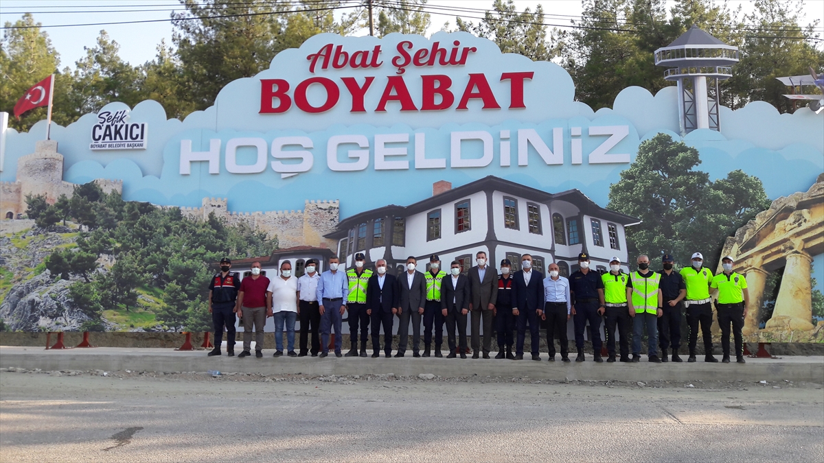 İçişleri Bakan Yardımcısı Ersoy, Sinop'ta trafik denetlemesine katıldı yoldakilerle bayramlaştı