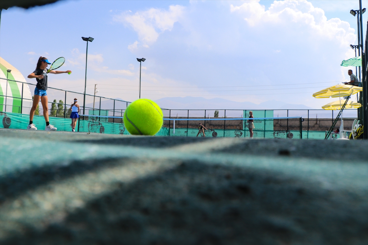 Iğdır'daki “Kayısı Kupası-Büyükler Yaz Kupası Tenis Turnuvası” sona erdi