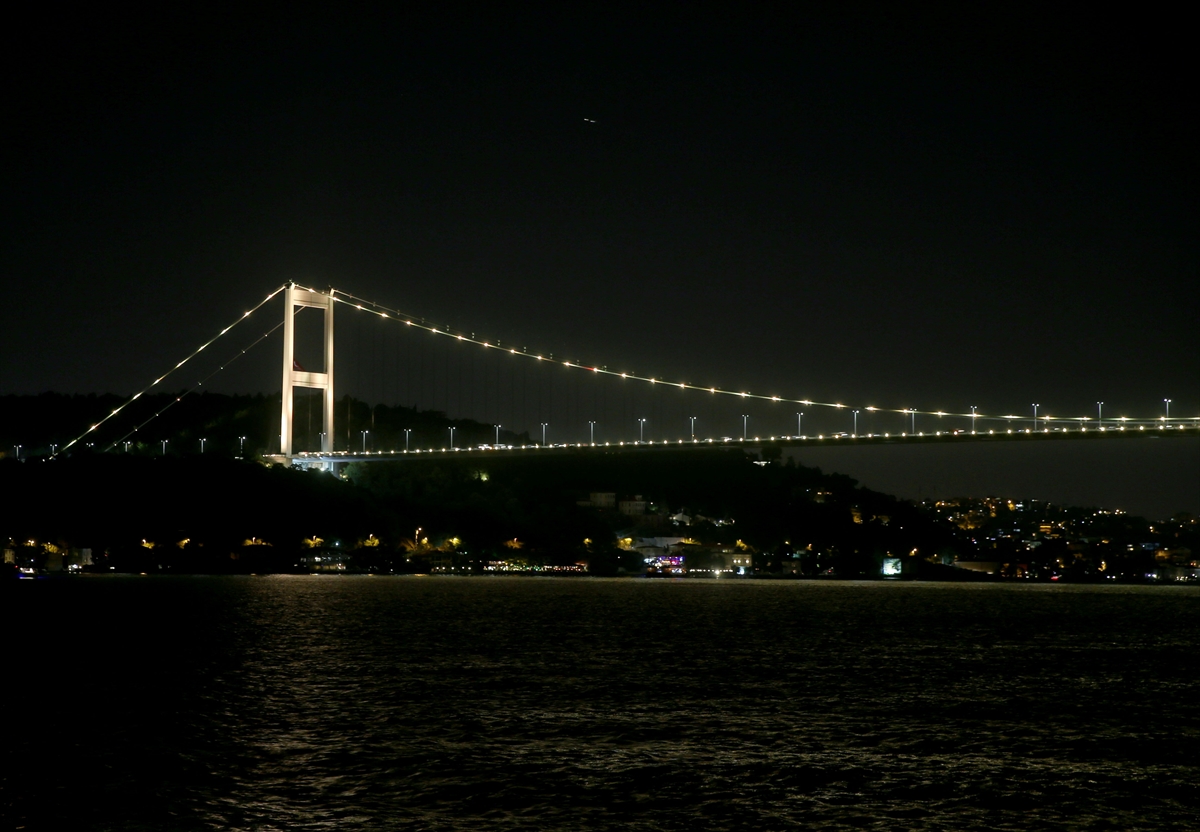İstanbul'un simge noktaları, Dünya Hepatit Günü için ışıklandırıldı