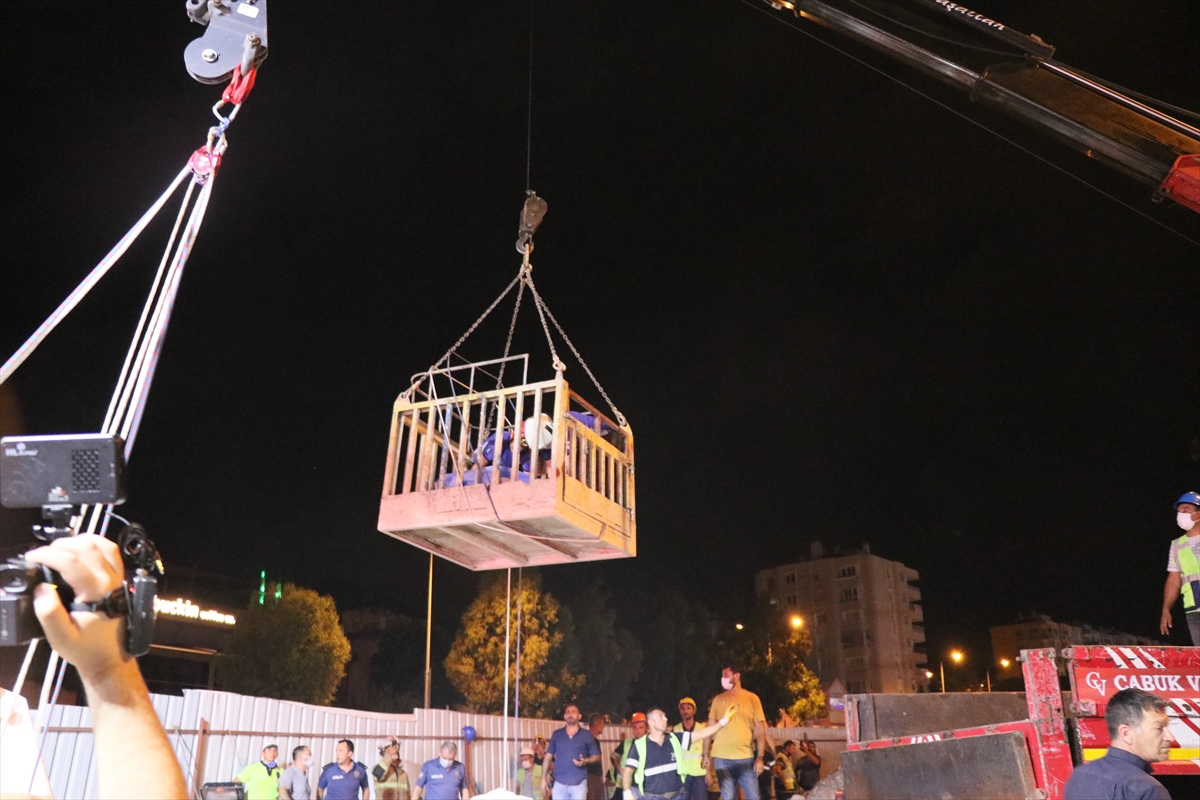 İzmir'de otomobil metro inşaatındaki 25 metrelik boşluğa düştü: 2 ağır yaralı