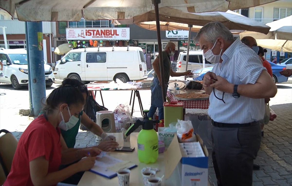 İzmir'de pazar yerinde Kovid-19 aşı standı kuruldu