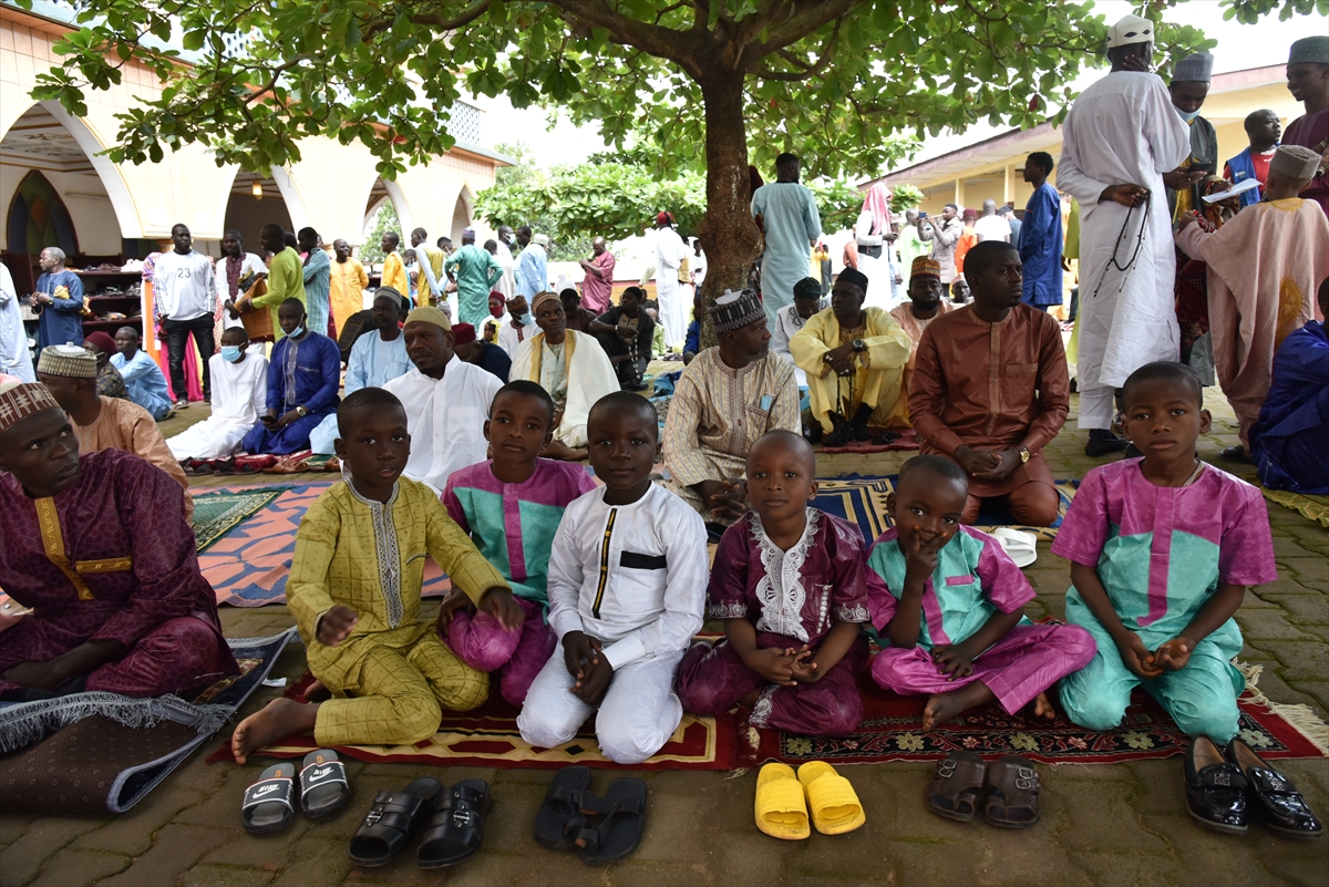 Kamerun'da Müslümanlar bayram namazı için camileri doldurdu