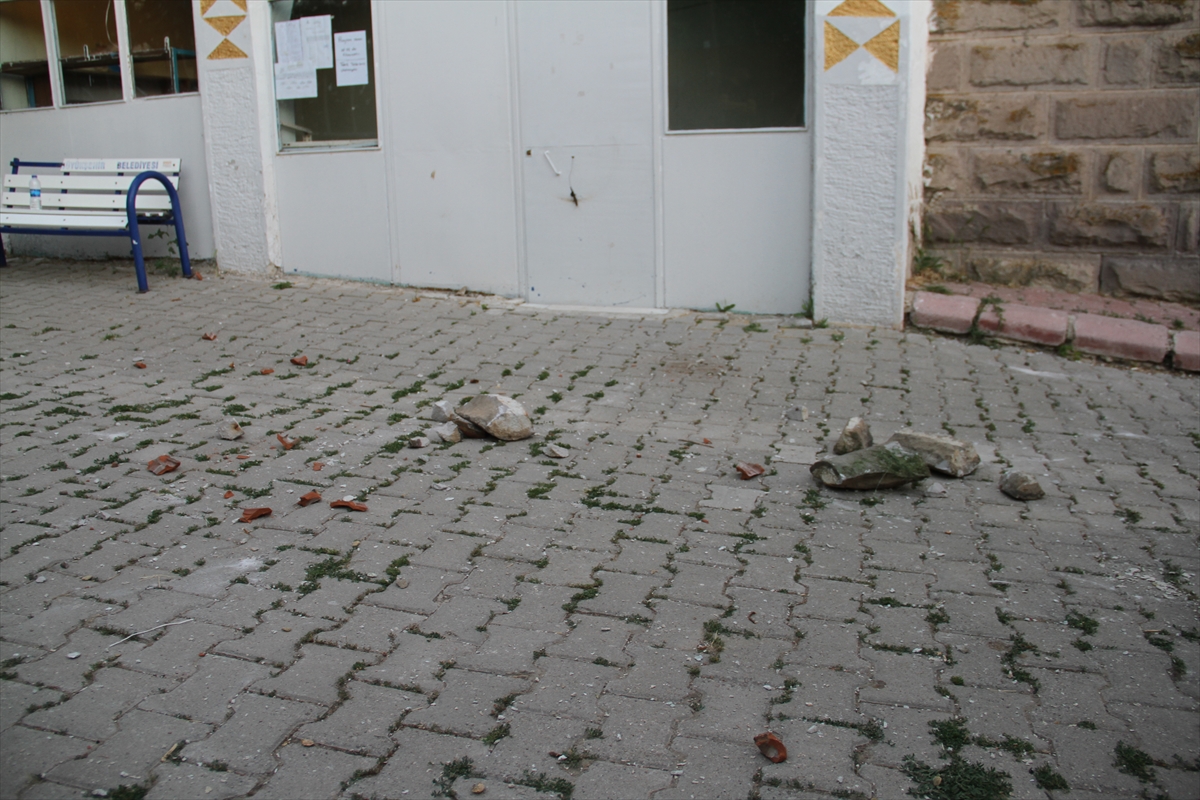 Kayseri'de depremde hasar gören cami ibadete kapatıldı