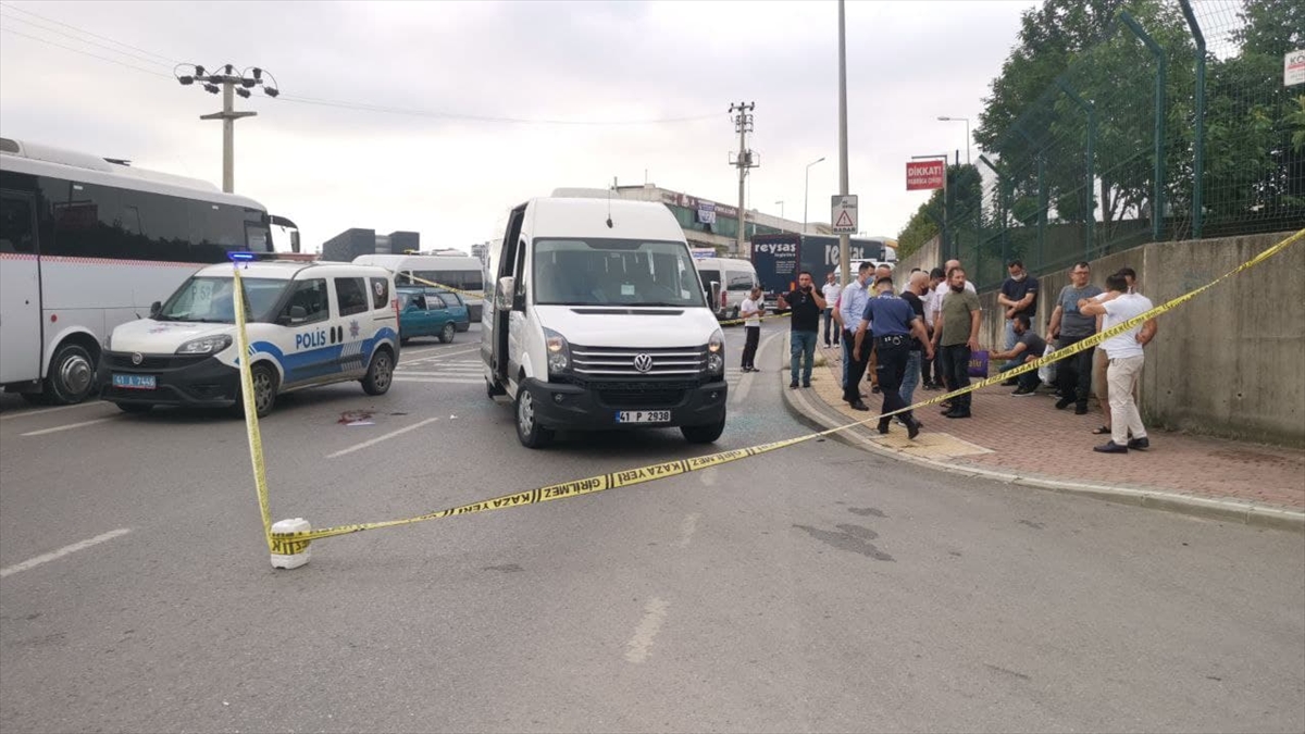 Kocaeli'de işçileri taşıyan servis minibüsüne silahlı saldırı: 4 yaralı