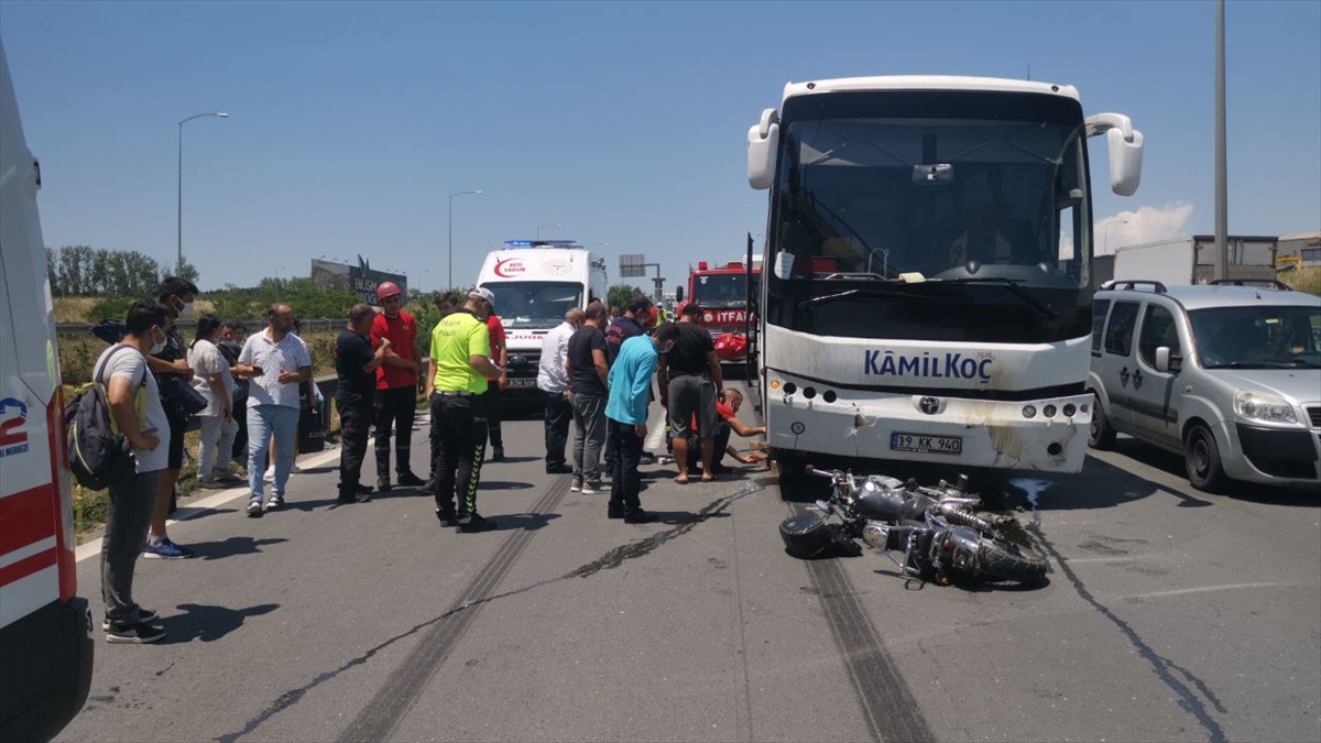 Kocaeli'de otomobile çarpan motosiklet yolcu otobüsünün altına girdi: 2 yaralı