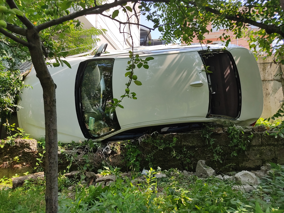 Kocaeli'de sürücüsünün fren yerine gaza bastığı otomobil bahçeye devrildi: 4 yaralı