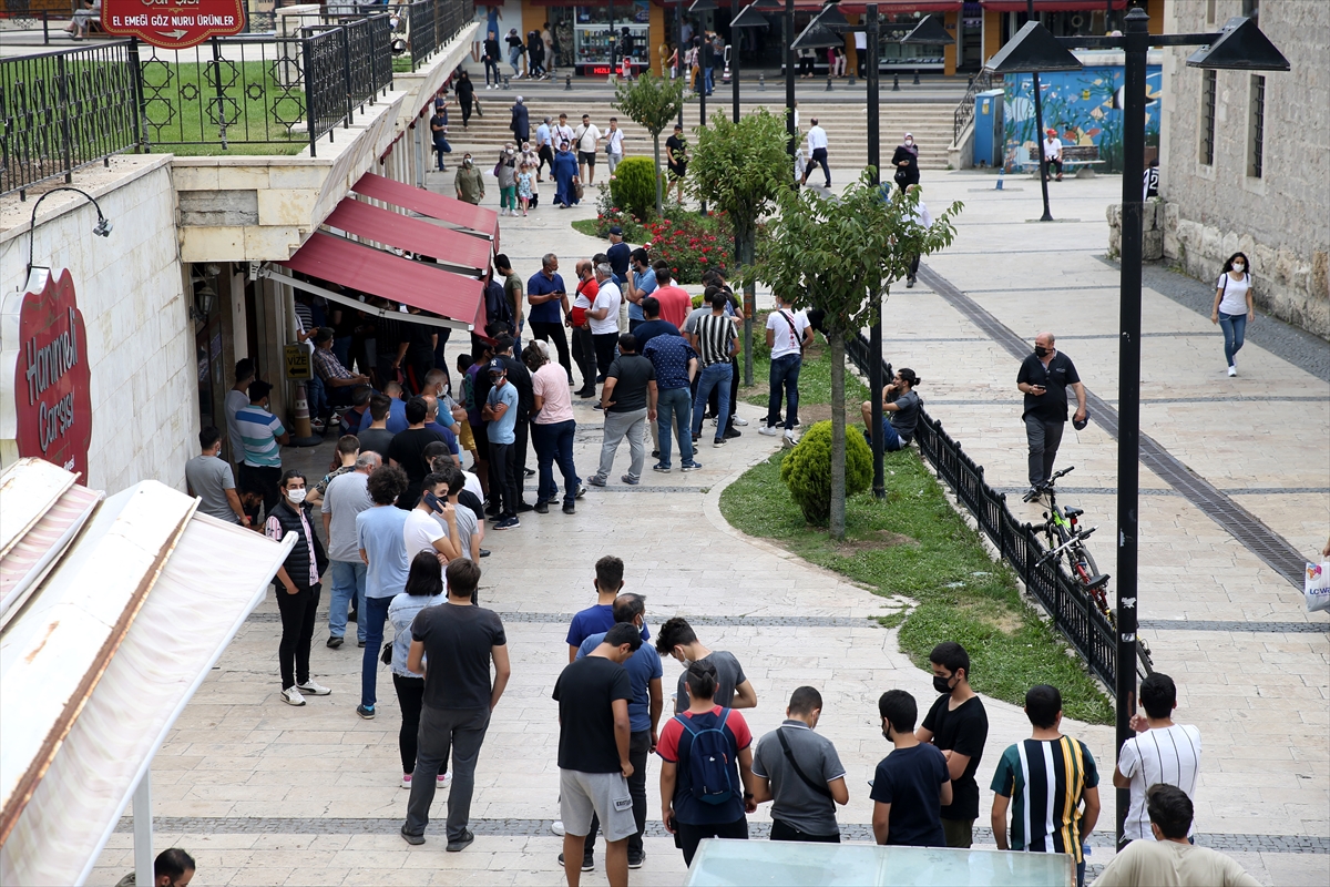 Kovid-19 nedeniyle tribünlere hasret kalan Sivassporlu taraftarlardan Petrocub maçına yoğun ilgi