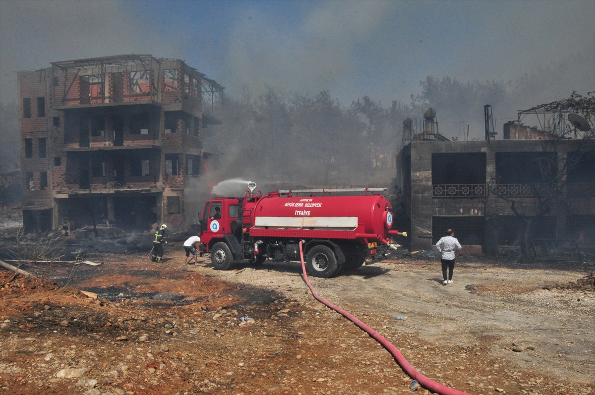 Manavgat'taki orman yangını havadan ve karadan müdahaleyle kontrol altına alınmaya çalışılıyor