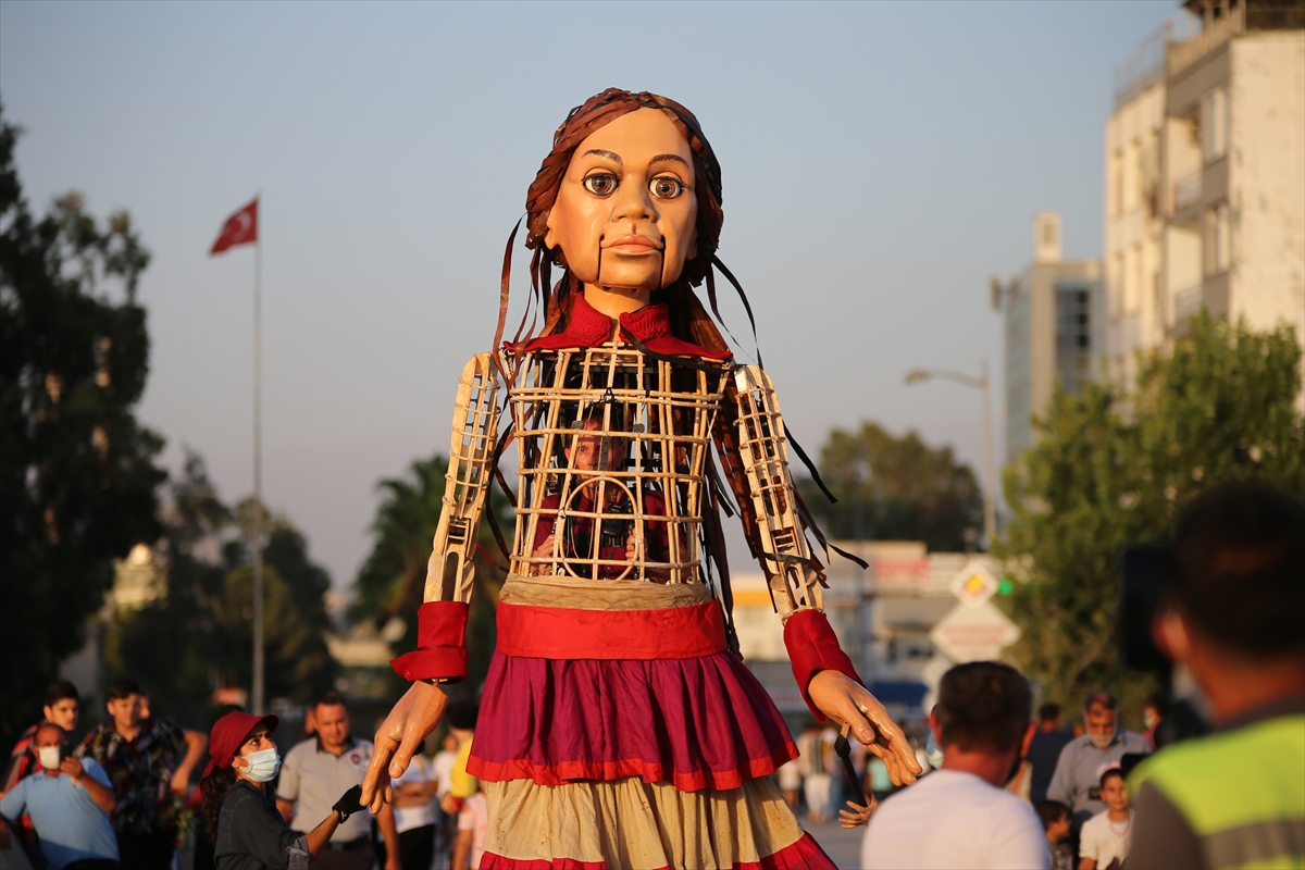 Mülteci çocukların simgesi kukla “Küçük Amal”ın İngiltere'ye yolculuğundaki durağı Adana oldu