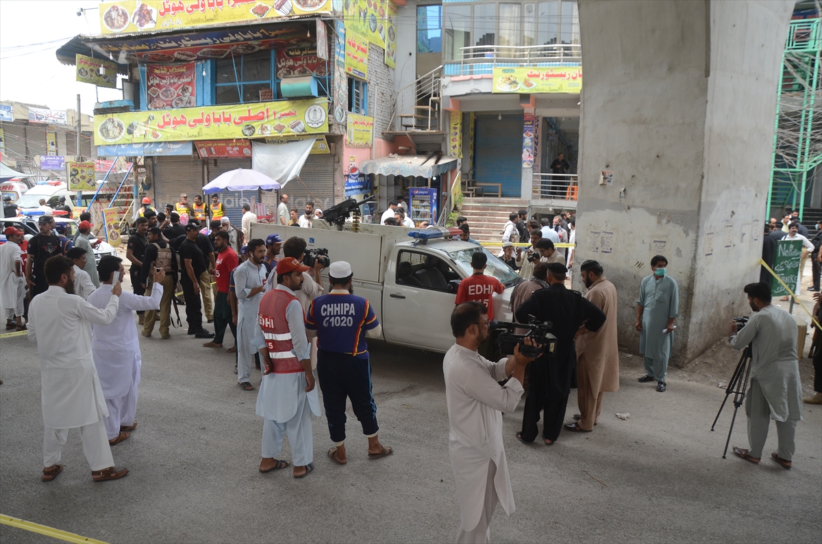 Pakistan'da el bombalı saldırı sonucu bir polis öldü