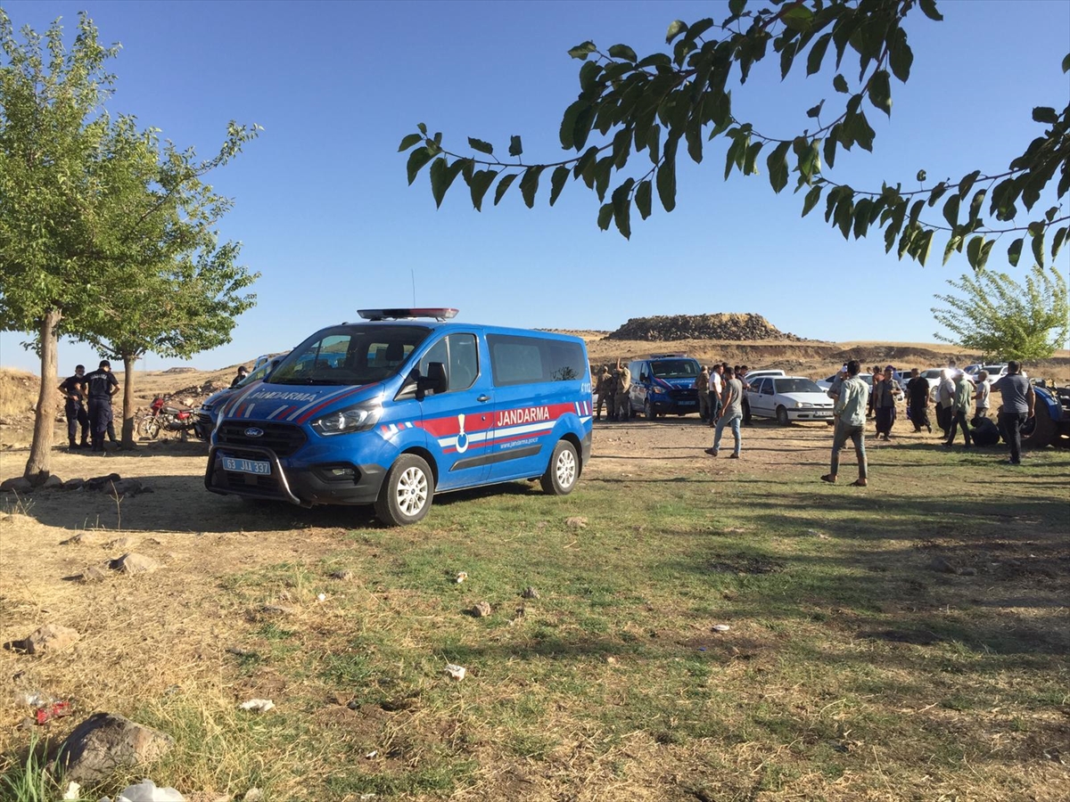 Şanlıurfa'da Atatürk Baraj Gölü'ne giren 3 kardeşten biri hayatını kaybetti, 2'si kayboldu